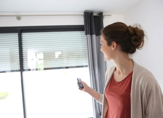 Ochrona wnętrz przed słońcem – rolety, żaluzje czy markizy