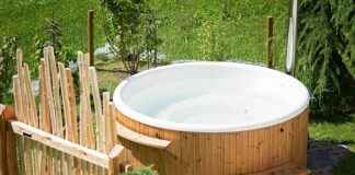 Czy wanna z hydromasażem to to samo co jacuzzi?