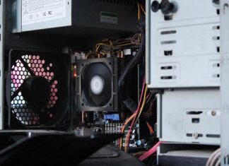 Co znajduje się na płycie głównej?